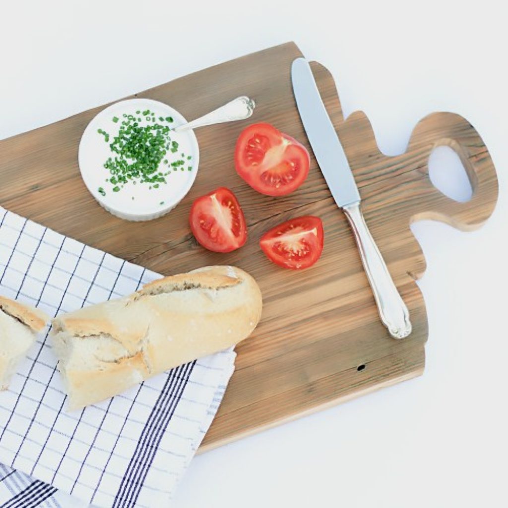 holzbrett-im-farmhouse-stil1 - Dekoideenreich