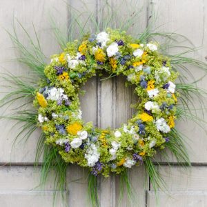 DIY-Kranz aus Sommerblumen mit Gras