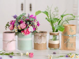 Blumenvase aus Dosen und Gläsern