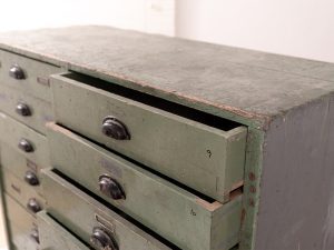 Anleitung: Alten Werkstattschrank mit Kreidefarbe streichen